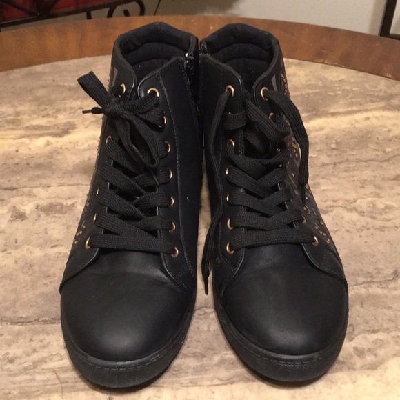 Via Pinky Sneakers - Picture 4 of 8